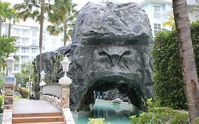 Grand Florida芭提雅带免费游泳池温泉和健身房和办公区水上花园公寓e208